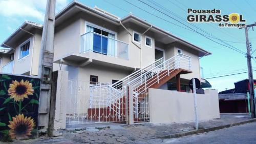 Garopaba Hotel | Pet-Friendly Pousada Girassol da Ferrugem with Ocean View