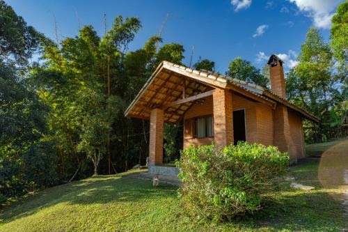 Sao Bento do Sapucai Hotel | Pet-Friendly Pousada Lua Bonita with Oceanfront Spa
