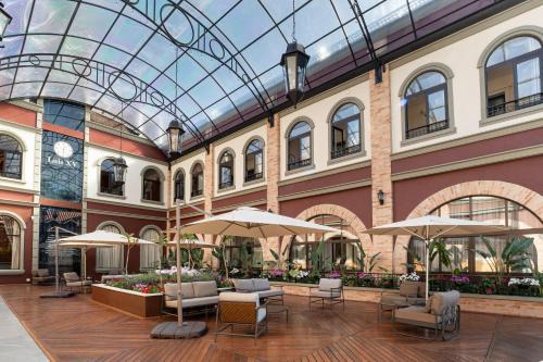 Capivari Hotel | Discover Pousada Luis XV: 5-Star Stay with Family-Friendly Amenities