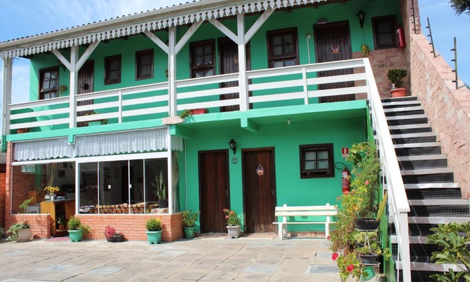 Quinta da Serra Hotel | Budget-Friendly Retreat at Pousada Manu - Child Friendly Stay