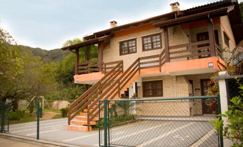 Zimbros Hotel | Oceanfront Pousada Mare Mansa with Pet-Friendly Amenities