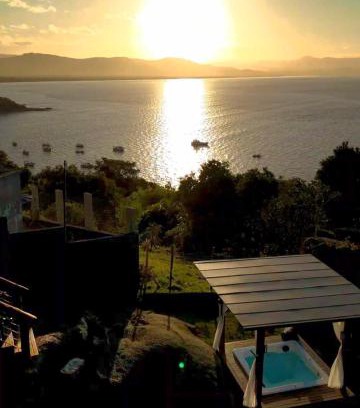 Governador Celso Ramos Apartment | Idyllic Casa Mirante do Sol with Ocean View & Spa Delights