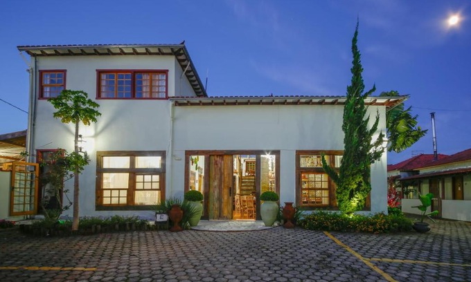 Tiradentes Hotel | Discover Pousada Neuza Barbosa: Poolside Relaxation Awaits