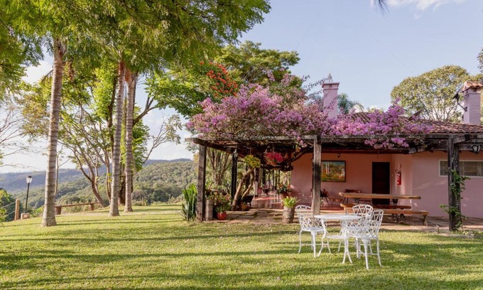 Ravena Hotel | Discover Pousada Rávis: Relax by the Pool and Enjoy Breakfast