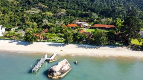 Governador Celso Ramos Hotel | Pousada Recanto das Flores: Oceanfront Oasis with Pool