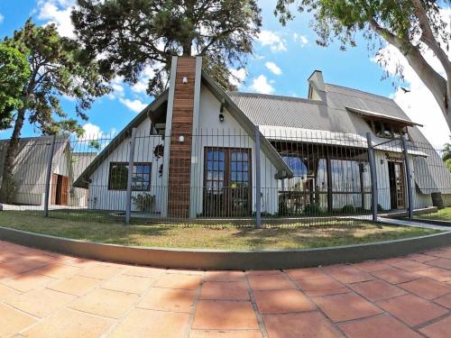 Sao Lourenco do Sul Hotel | Pet-Friendly Pousada Verde Agua with Pool and Kitchen
