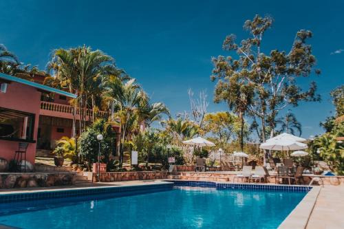 Centro Hotel | Pousada Villa Mariana: Oceanfront Retreat with Pool & Dining