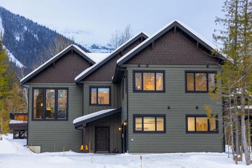 East Kootenay House | Experience Powder House Chalet with Hot Tub & Family-Friendly Fun