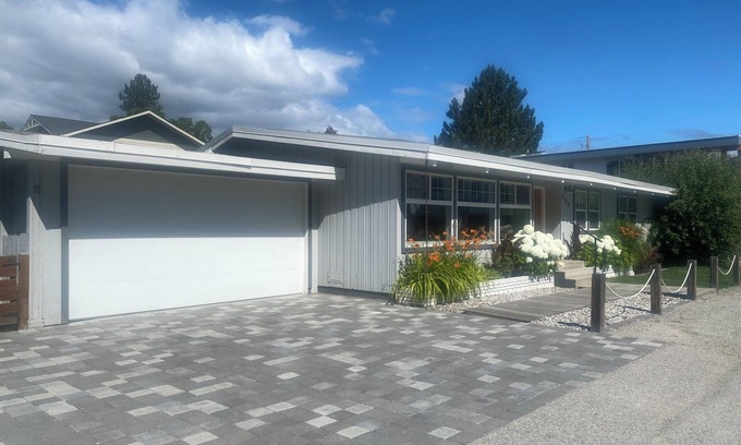 Okanagan-Similkameen House | Powell Beach Summer Home: Oceanfront Retreat with Pool