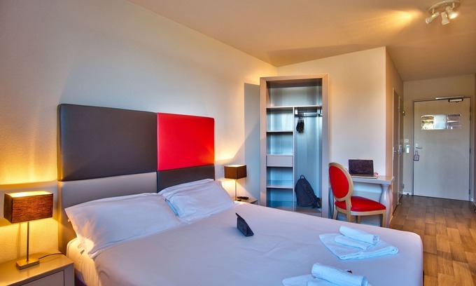 Lahonce Hotel | Convenient Airport Access | Cozy Room with Parking & Wifi
