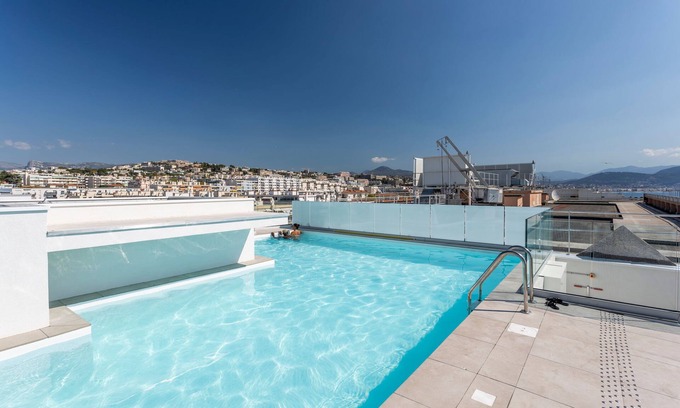 La Californie Apartment | Relaxing Studio Near Nice Arenas with Rooftop Pool
