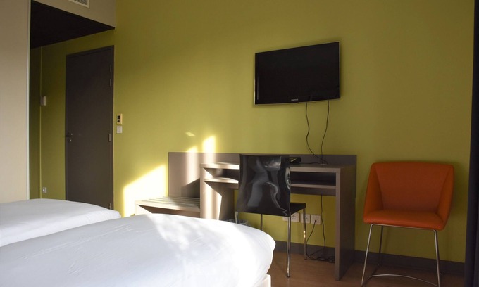 9th Arrondissement Apartment | Convenient Twin Room with Office & Internet Near Metro