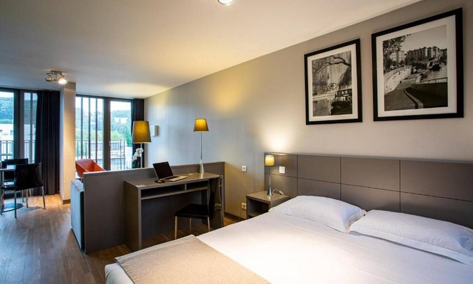 9th Arrondissement Apartment | Cozy Room Near Gare de Vaise Metro with Free WiFi