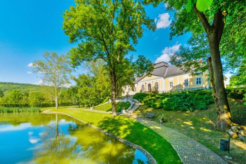 Alsopeteny House | Elegant Prónay-kastély with Ocean View & Hot Tub Amenities