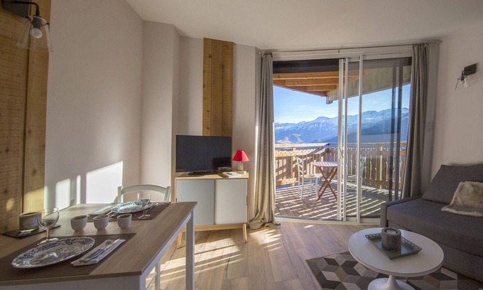 Pra Loup Apartment | Panoramic View Retreat: Pra Loup 1600 T2 Steps from Slopes