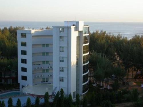 Cox's Bazar Hotel | Oceanfront Getaway at Praasad Paradise with Pool & Breakfast