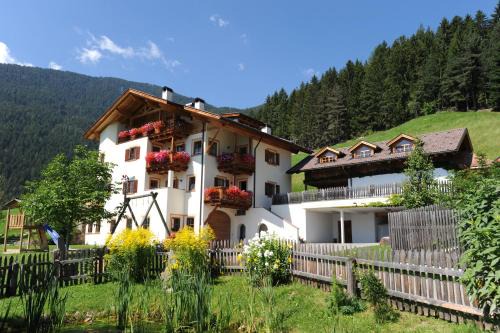 Albions Apartment | Discover Prackfiedererhof: Family-Friendly with Breakfast