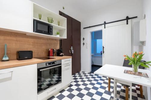 Weißgerber Apartment | Practical 1BR Flat Near Center - Child Friendly Stay