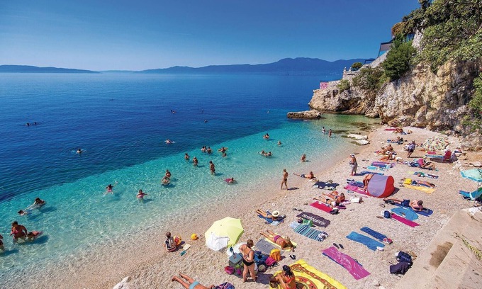 Bezjaki Apartment | Conveniently Located Apartment Near Rijeka with Ocean Views