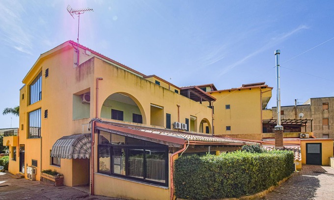 Le Castella Apartment | Practical vacation apartment just a few steps from the beach, in the heart of Le Castella.