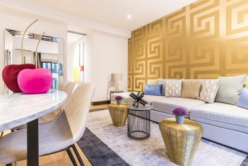 Malasana Apartment | Elegant Gran Via Colon Apartment with Pet-Friendly Amenities