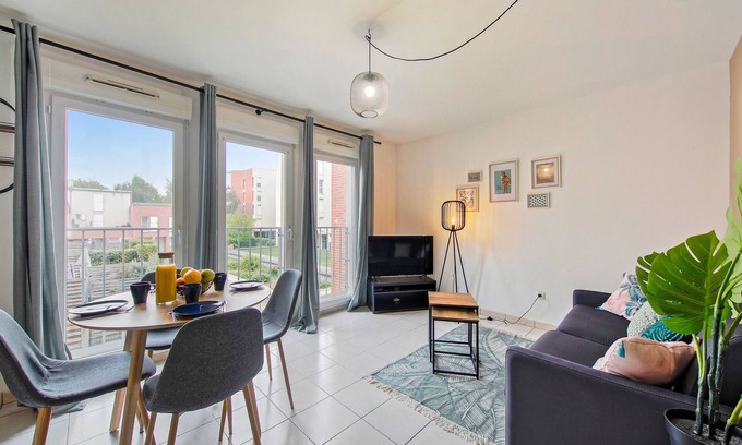 Montevrain Apartment | Convenient Hotel Near Disneyland Paris with Free Parking