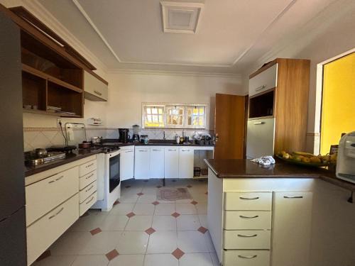 Ipitanga House | Relax at Praia de Ipitanga: Family-Friendly with Pool