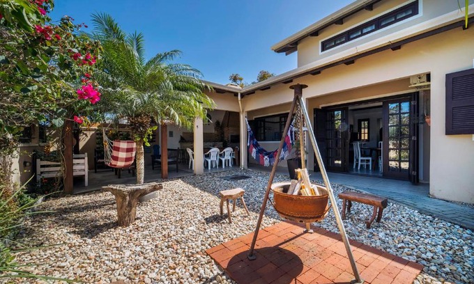 Mariscal House | Perfect Getaway at Praia do Mariscal for 10 Guests