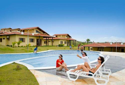 Zumbi House | Relaxing Beach Retreat with Pool & BBQ in Private Condo
