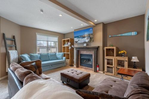 Sylvan Lake House | Comfortable Prairie Oasis for 16 with BBQ & Hot Tub