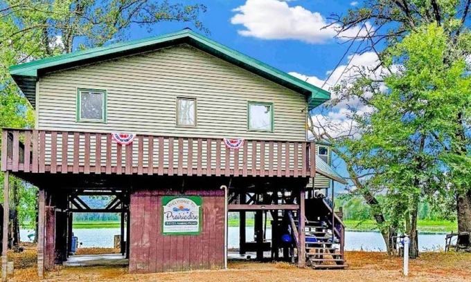 Prairie Du Chien Cabin | Pet-Friendly Prairiedise Mississippi Riverside Retreat Awaits!