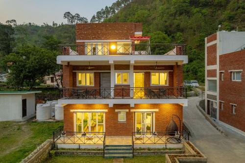 Kaul Villa | River View Retreat: Pet-Friendly Haven with Plunge Pool