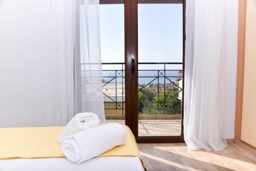 Kiparissia Apartment | Experience Comfort at Prana's Castle with Hot Tub & Breakfast