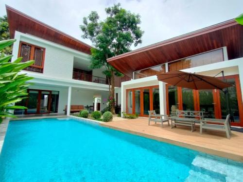 Pak Nam Pran Resort | Relax at Pran A Luxe: A 4-Star Retreat with Pool & Hot Tub