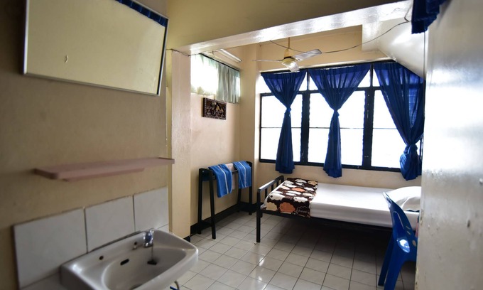 Wat Bowon Niwet House | Budget-Friendly Stay at Prasuri Guest House with Breakfast