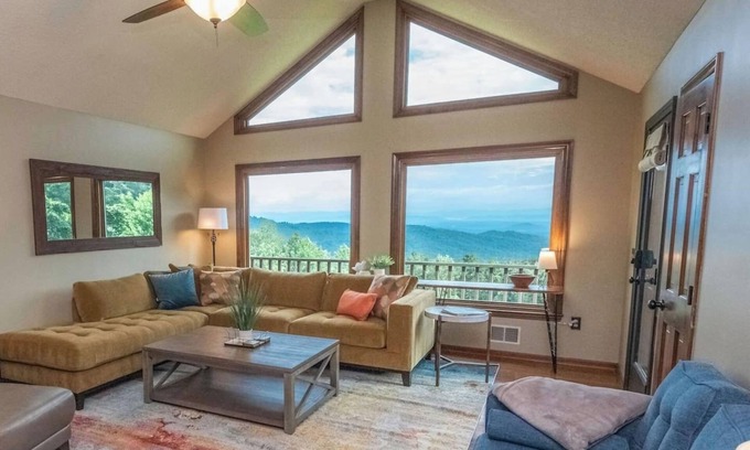Moravian Falls Cabin | Idyllic Blue Ridge Parkway Views Cabin with Lake Access