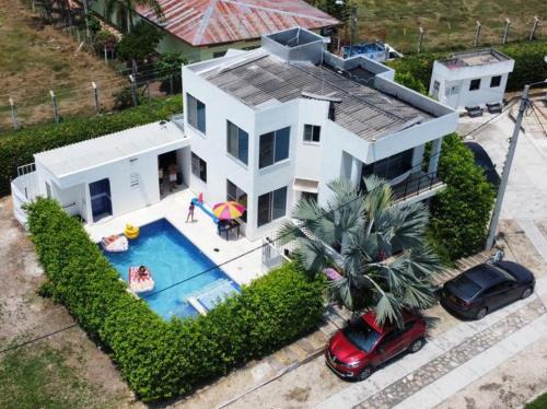 Girardot House | Beautiful Casa with Pool, Jacuzzi & BBQ in Girardot