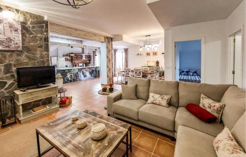 El Bosque House | Welcoming 3 Bedroom Home with Pet-Friendly Amenities