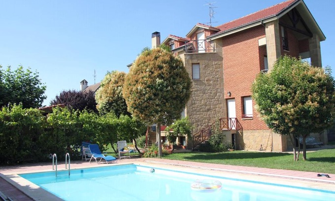 Haro House | Charming Independent Home with Private Pool and Garden