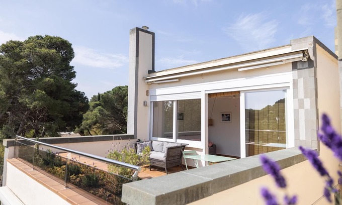 Pals Apartment | Romantic Rooftop Retreat with Scenic Views and Spa Access