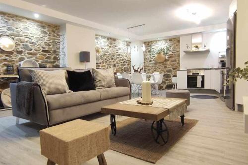 O Barco de Valdeorras Apartment | Cozy Apartment with Hot Tub & Excellent 9.7/10 Rating