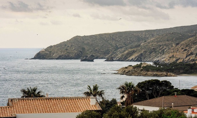 Portlligat Apartment | Beautiful Apartment in Cadaques with Sea Views and Wifi