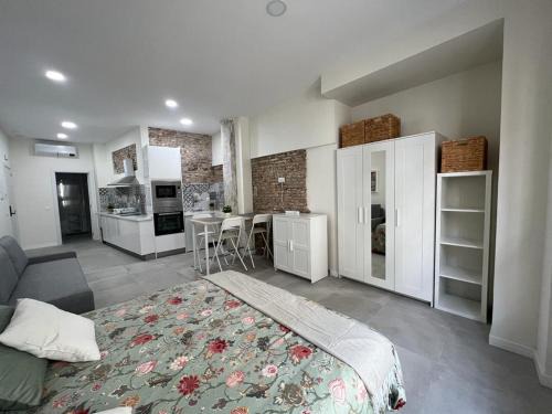 La Trinidad Apartment | Pet-Friendly Studio in Central Málaga - 4-Star Guest Favorite