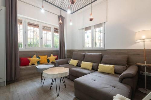 Genil Apartment | Charming Apartment on Paseo de la Bomba with Free Parking
