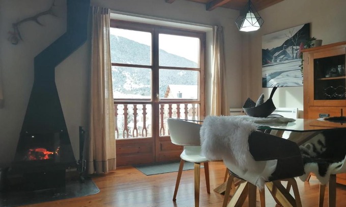 Taull Apartment | Elegant Triplex with Garden & Wifi at Puig Falcó 1