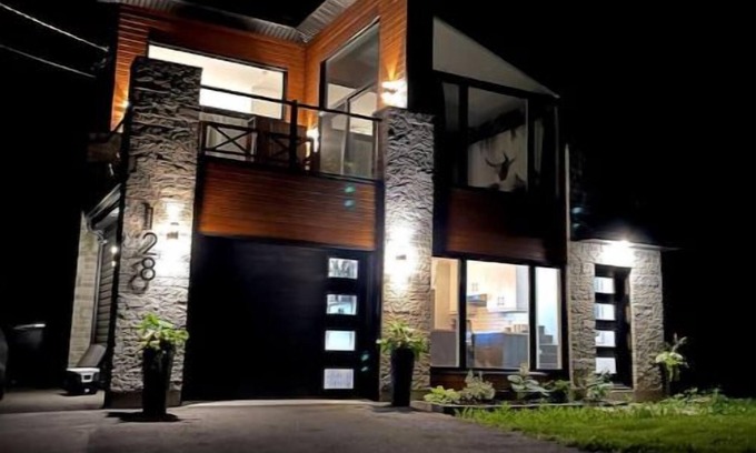 Saint-Alphonse-de-Granby House | Relaxing House with Spa & Ocean View - Pets Welcome!