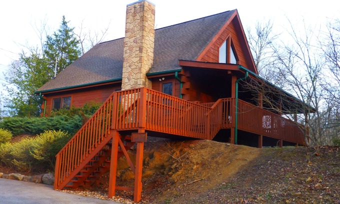 Sevierville Cabin | Idyllic Eagle Springs Resort Cabin with Hot Tub & BBQ Grill