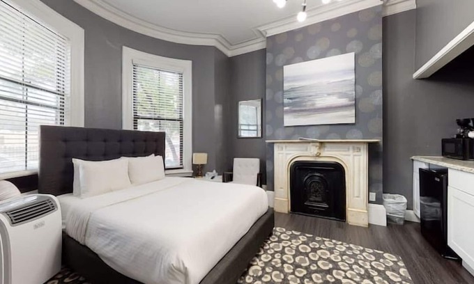 Bay Village Apartment | Comfortable Premier Suites in Bay Village with Breakfast & Kitchen