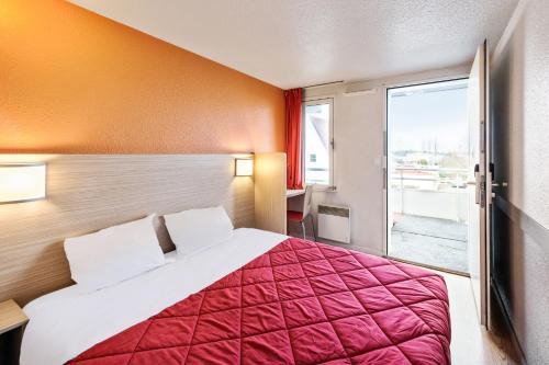 Saint-Cyr-l'Ecole Hotel | Budget-Friendly Premiere Classe Versailles with Family Amenities