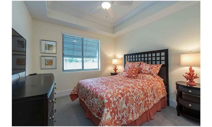 Redevelopment Area Condo | Prime Old Naples Retreat with Oceanfront Pool & Spa